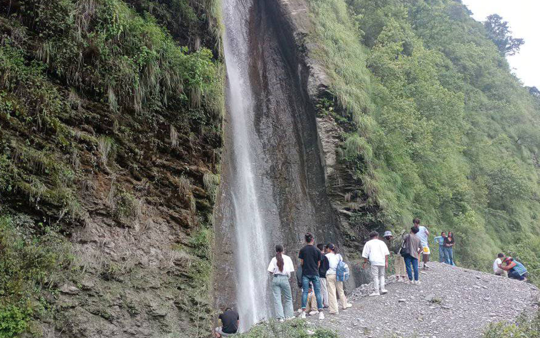 आन्तरिक पर्यटकको रोजाइँमा दूधेखोलाको कोप्रे झरना