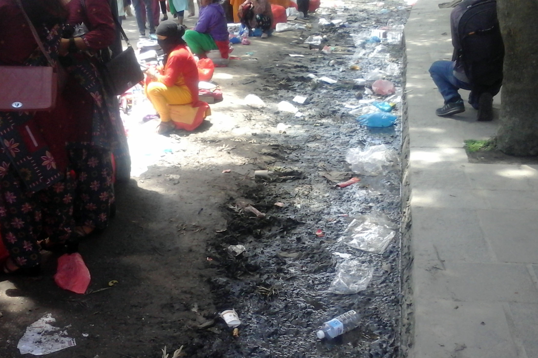 वनकालीमा सडकमाथिबाट बगेको ढलले साउने सोमबारका भक्तजनलाई असर