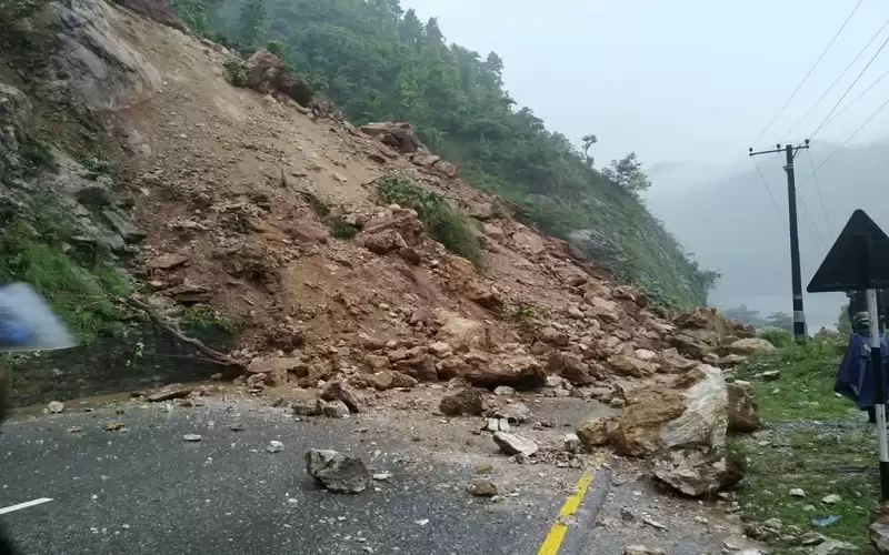 वर्षाका कारण पाँच सडक पूर्ण र १३ आंसिक अवरुद्ध