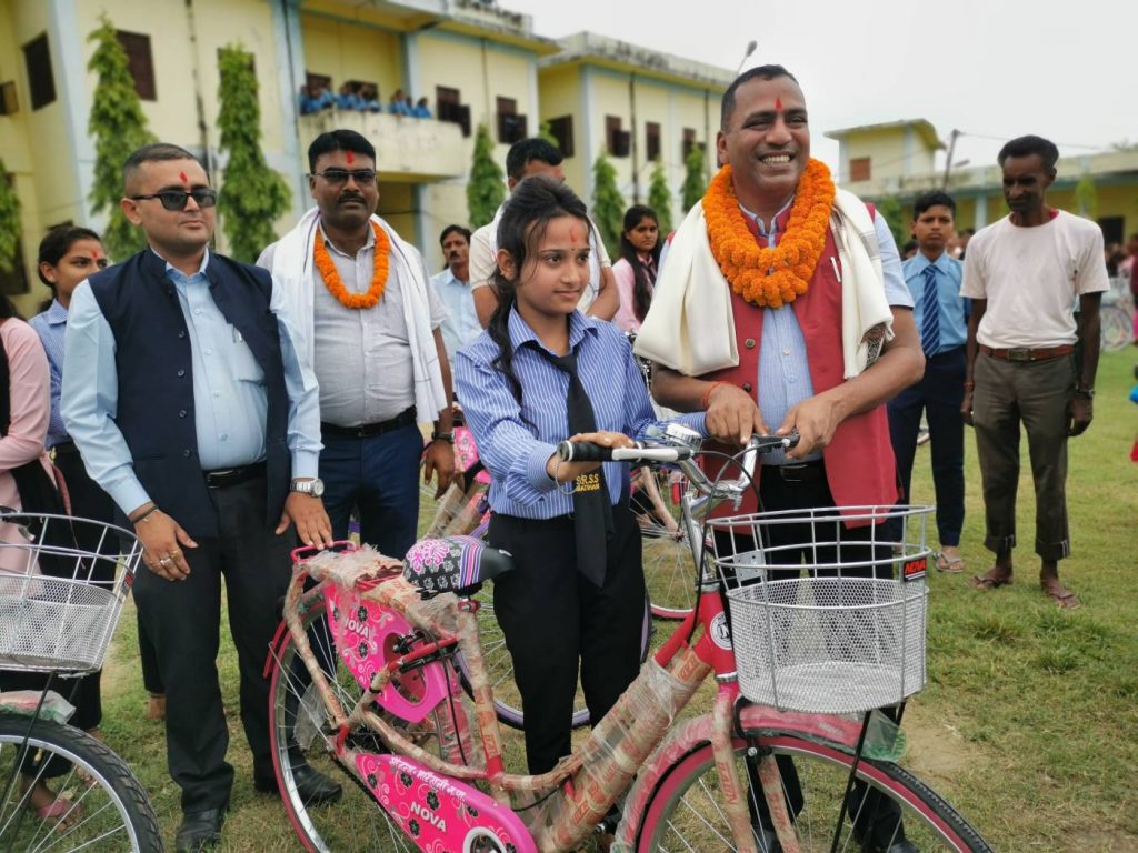 छात्रालाई पढाइमा उत्प्रेरित  गर्न  साइकल वितरण