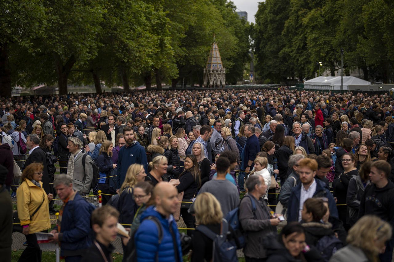 Crowds queue for queen’s coffin as Charles spends quiet day