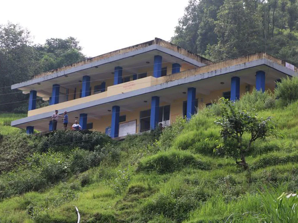 स्वास्थ्यचौकी भवन पहिराको जोखिममा
