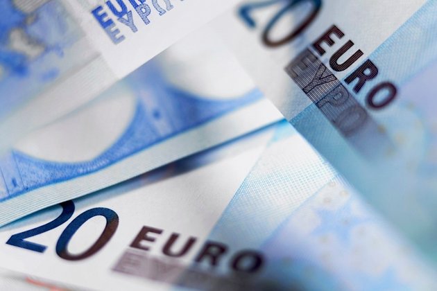 European stocks advance at open