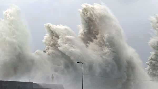 Super typhoon Noru slams Philippines, killing 5