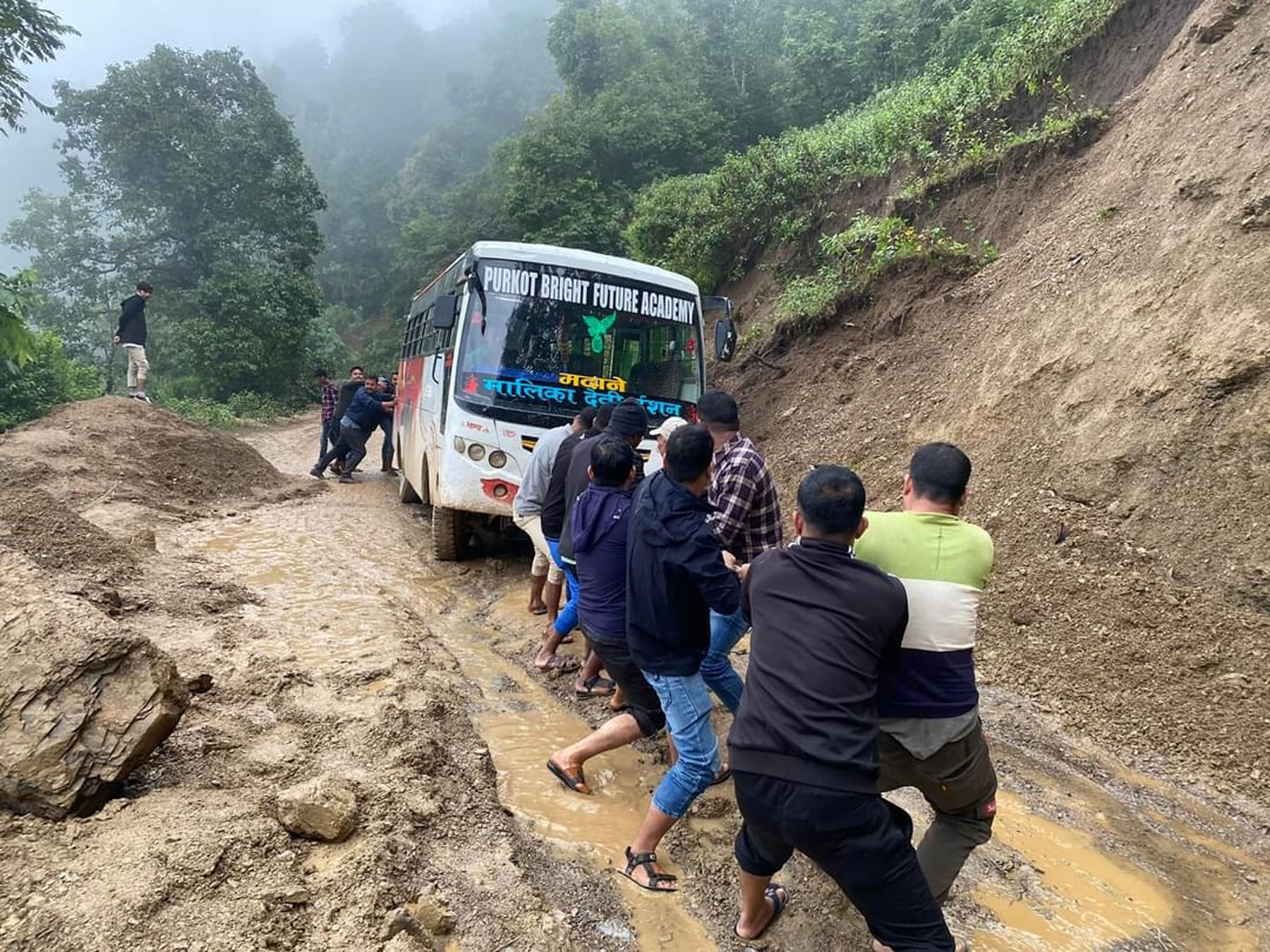 वर्षाले दसैँ मनाएर फर्किने समस्यामा