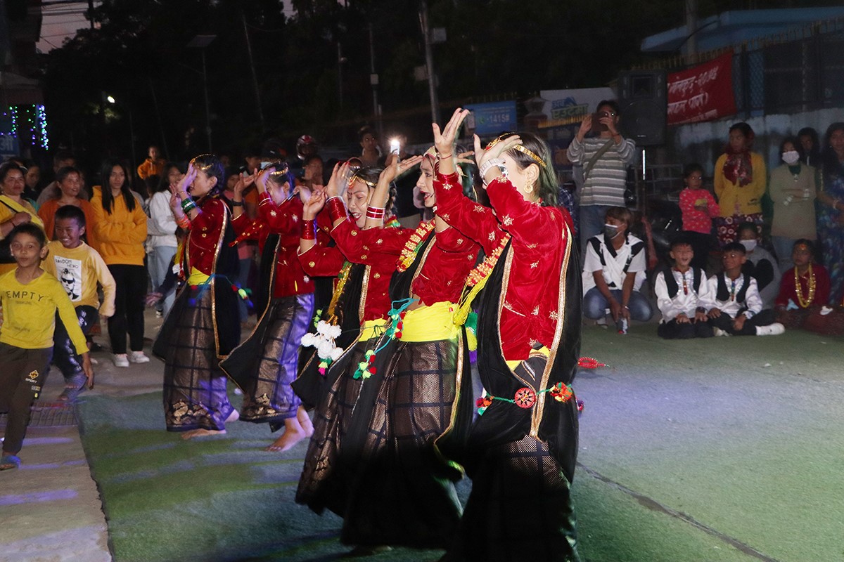 मौलिकता गुमाउँदै देउसी र भैलोः बज्दैनन् मादल र खैजडी, नाचिँदैन सोरठी र मारुनी