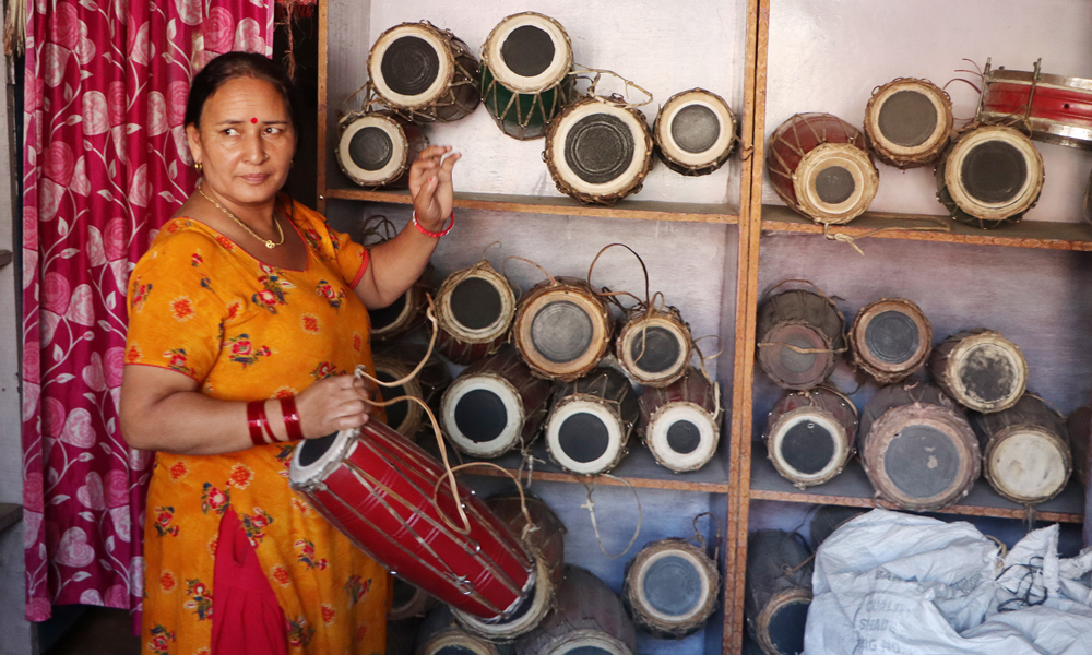 सङ्कटमा मादल व्यवसाय