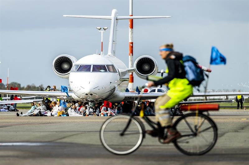 Climate activists block private jets at Amsterdam airport