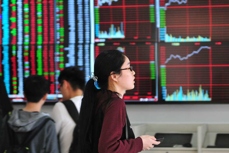 Chinese shares close lower Monday