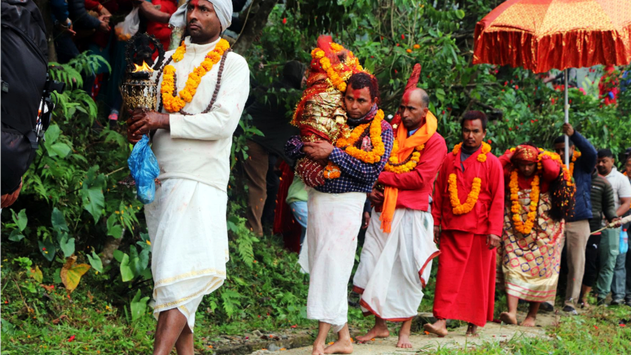 धादिङमा अनौठो जात्राः तामझामसित माइत झरिन् त्रिपुरासुन्दरी