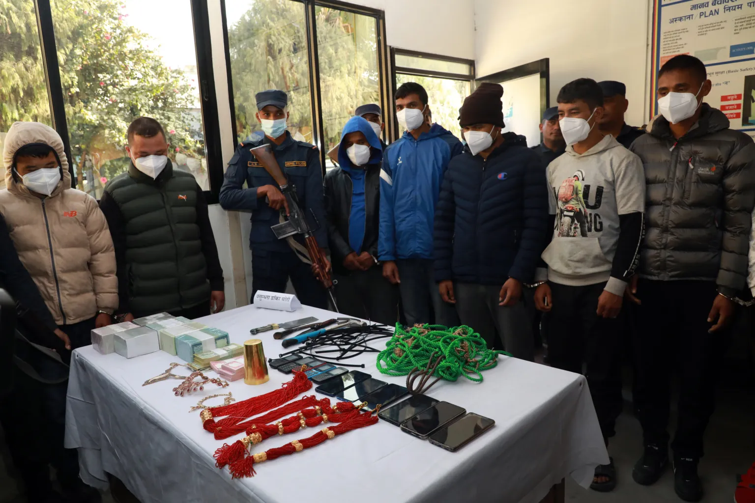 सुन र नगद लुटपाट गर्ने गिरोह पक्राउ