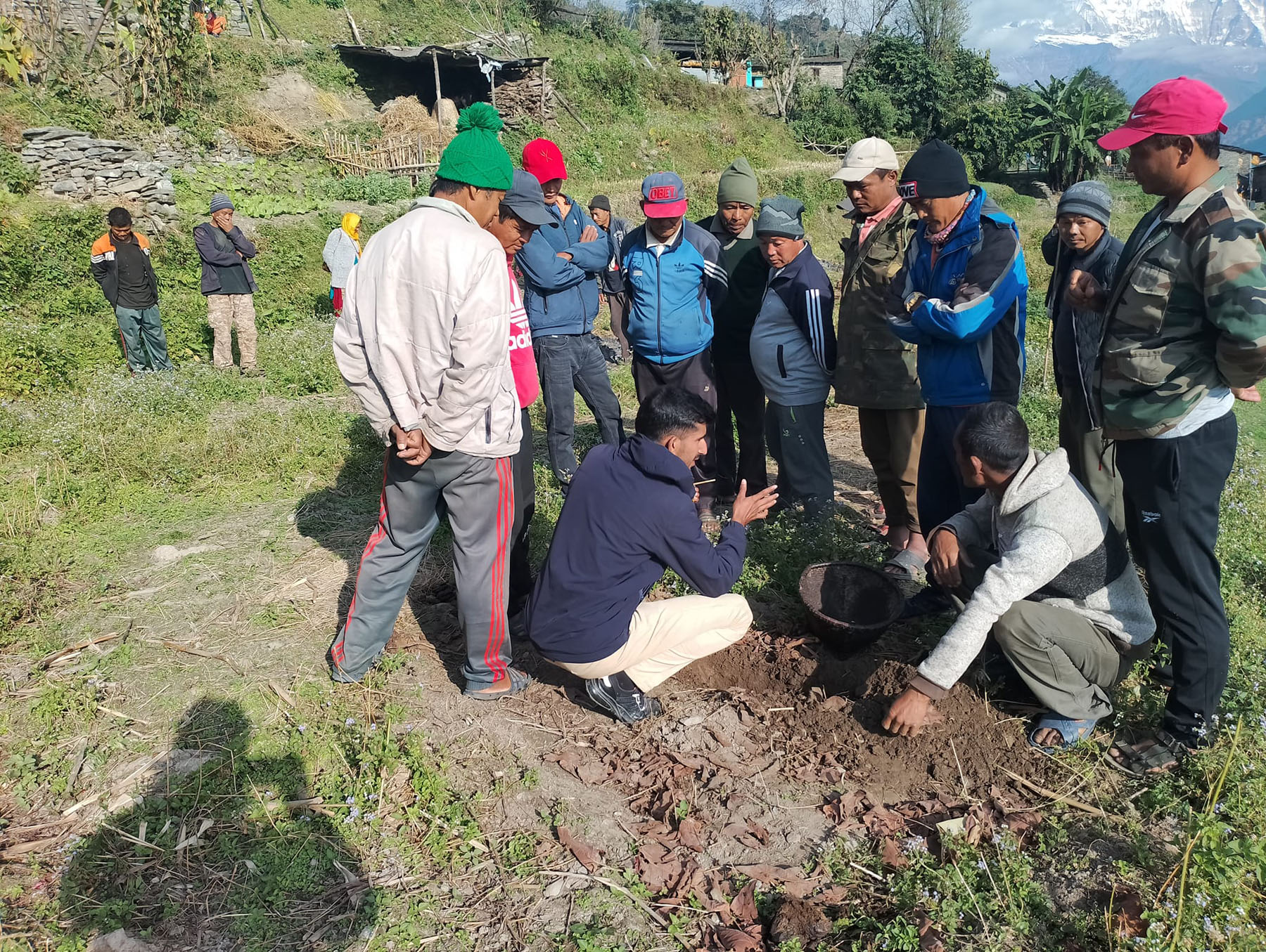 किसान खेतमा, चुनावी पर्चा घरमा