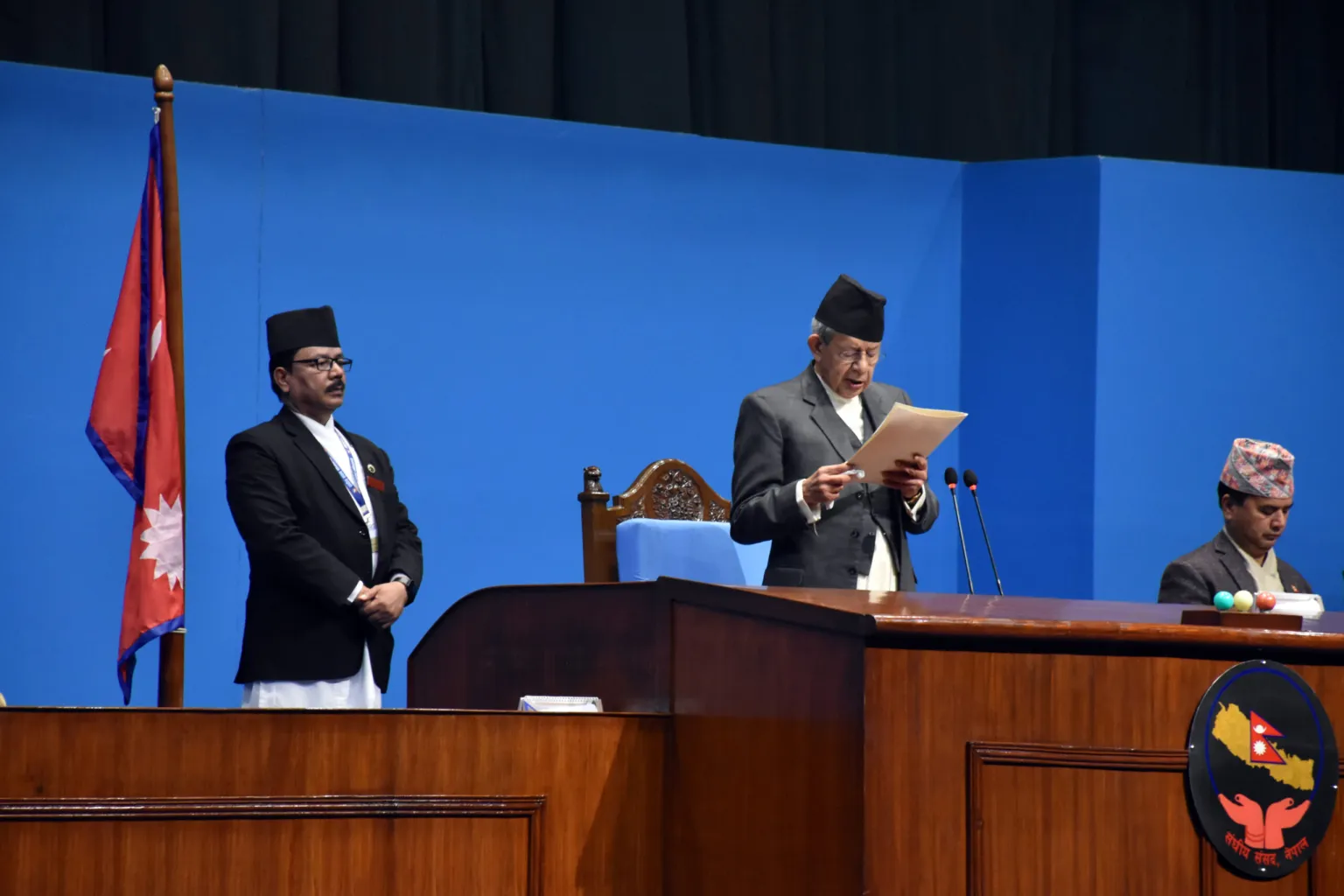 ज्येष्ठ सदस्य राणाबाट प्रतिनिधिसभाका नवनिर्वाचित सांसदलाई शपथ