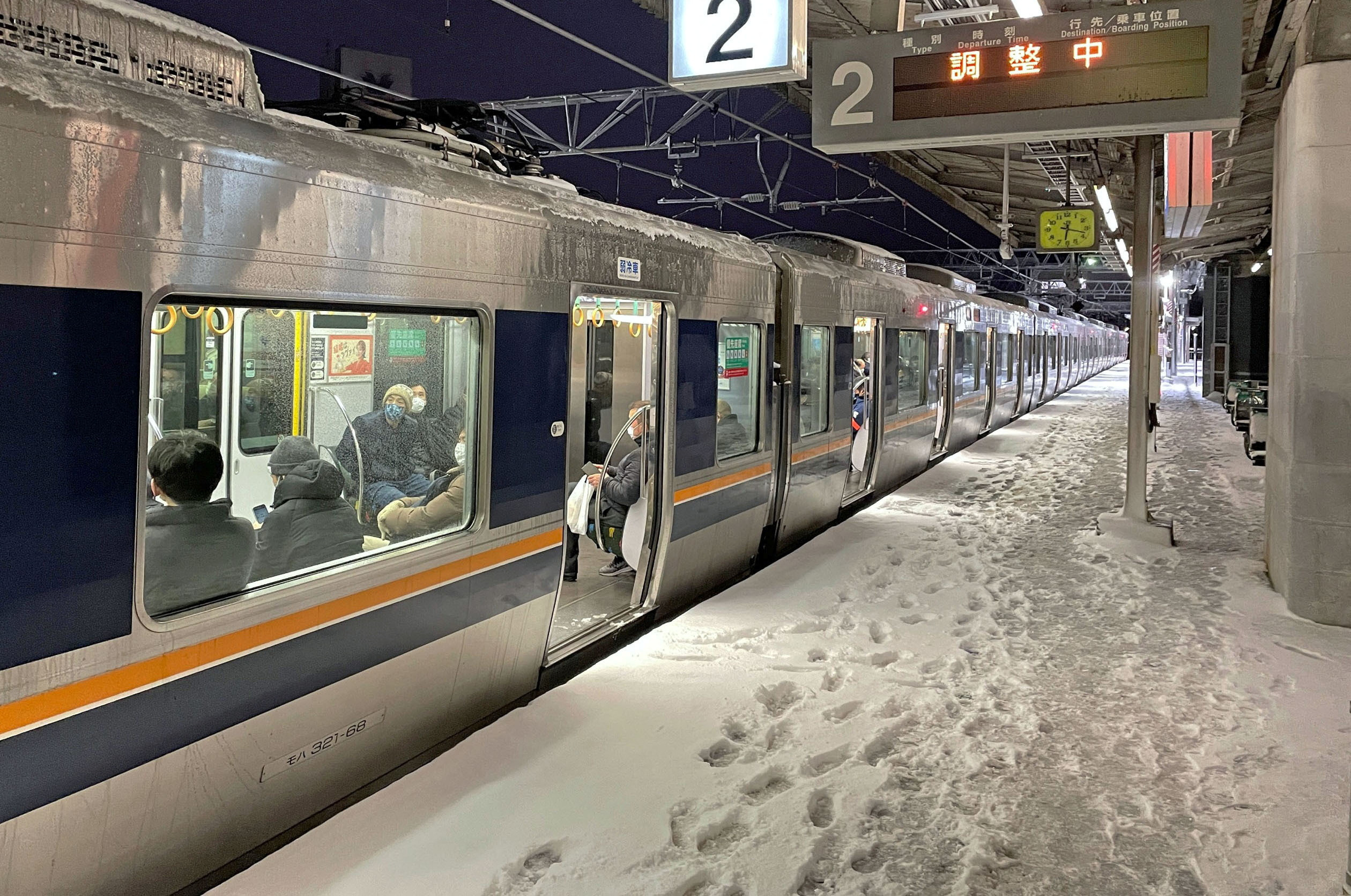 Heavy snow, powerful winds disrupt transportation in Japan