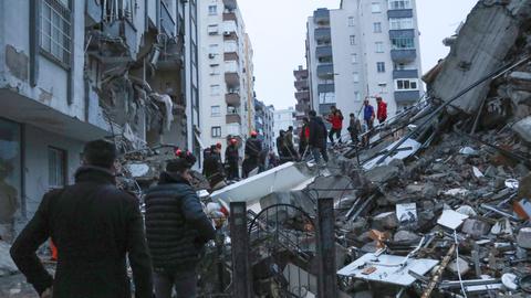 Major quake kills hundreds across Turkey, Syria