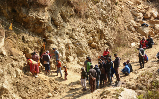 गुफा भित्रको कलात्मक आकृति हेर्न घुइँचो