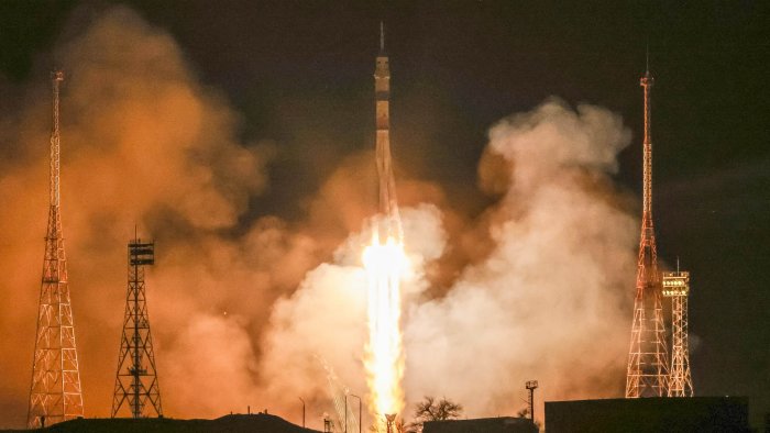 Russia launches rescue ship to space station after leaks