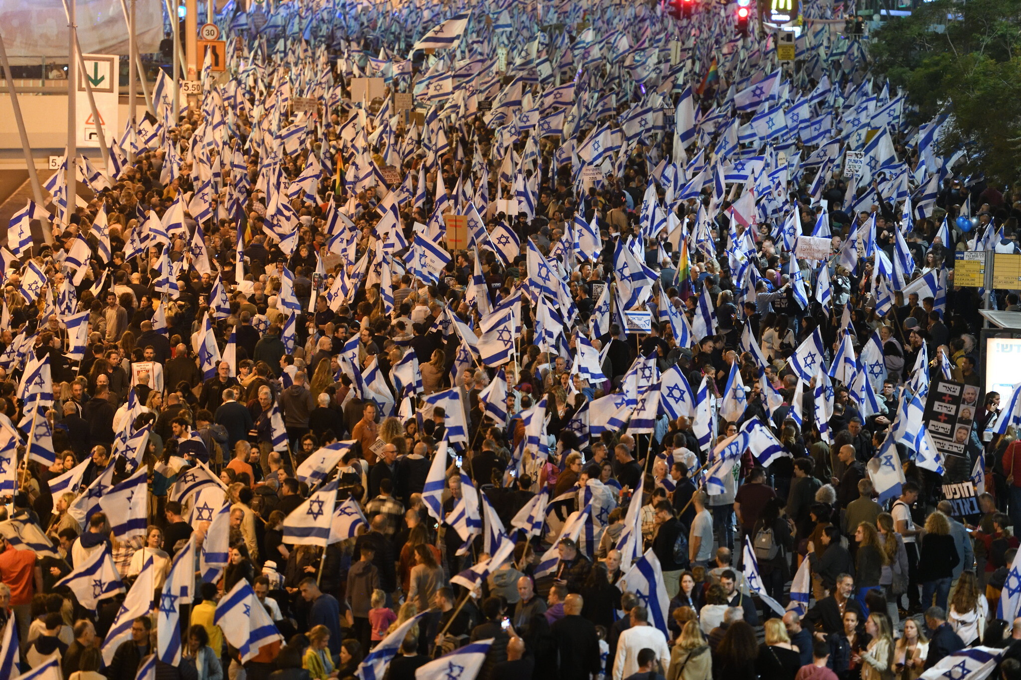 Tens of thousands of Israelis rally against judicial overhaul