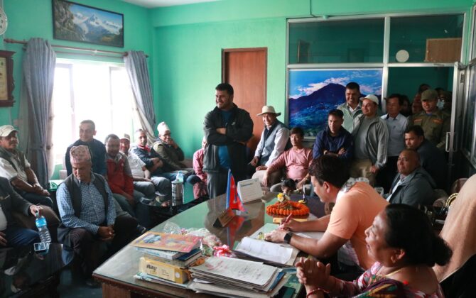 कार्यालय बन्द गरेर विदेश भ्रमण गएको भन्दै गोकर्णेश्वर ८ का वडा अध्यक्ष र कर्मचारीलाई कारबाहीको माग