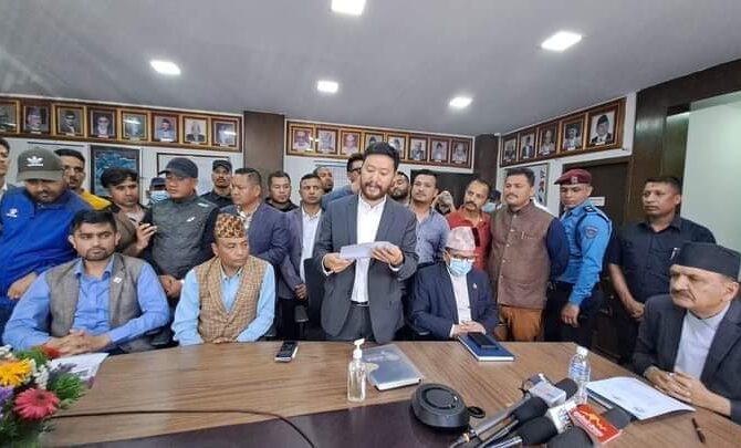 प्रधानमन्त्रीले माओवादी कार्यकर्तालाई दुई लाख बाँड्न लागेको भन्दै एमालेको युवा संघले घेर्‍यो अर्थ मन्त्रालय