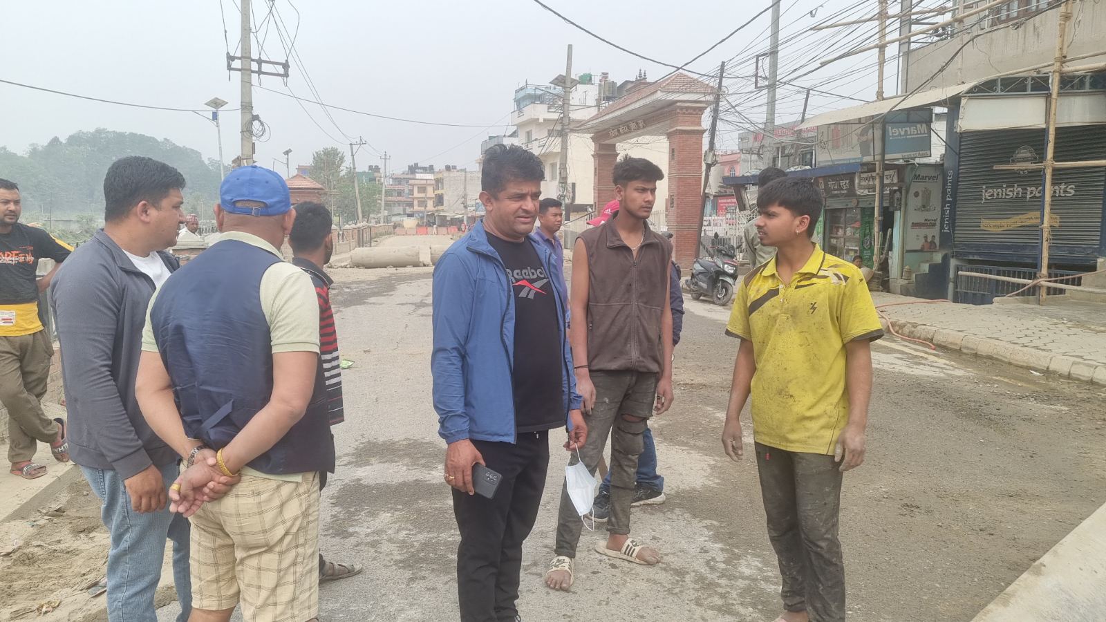 बाटो कालोपत्र नगरेर जनतालाई सास्ती दिएको भन्दै बाटो बन्द गर्न उत्रे गोकर्णेश्वर र बौद्धका जनता(भिडिओ)