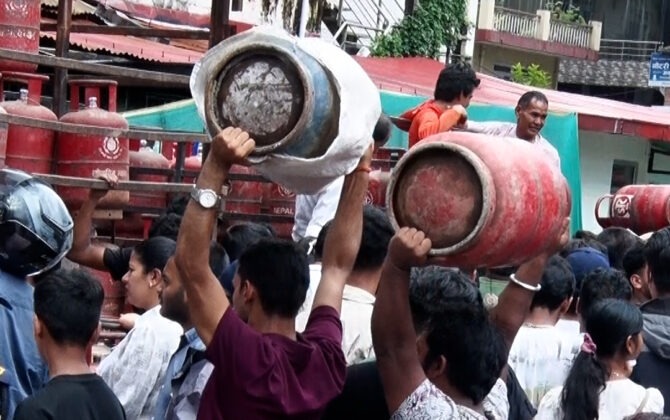 उपत्यकाका बिभिन्न पाँच स्थानबाट ग्याँस बिक्री वितरण: खाली सिलिण्डर बोकेर ग्यास लिन पुगे उपभोक्ता